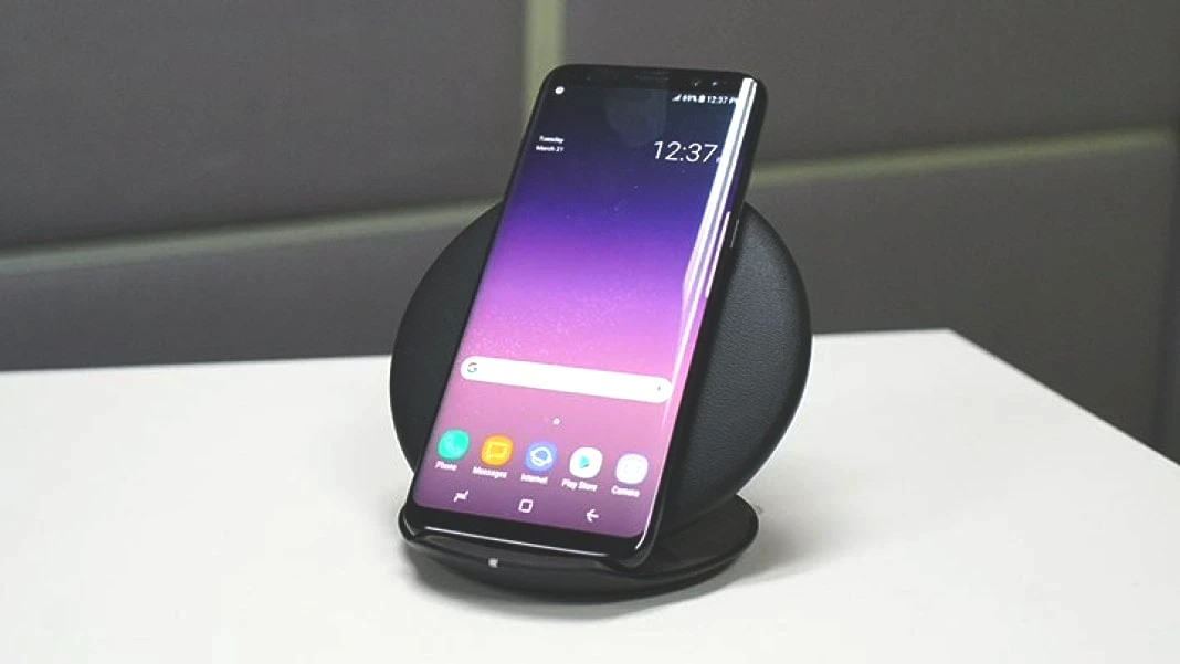 telefon-devinden-sarj-portuna-veda-sinyali-kablolar-tarih-oluyor-artik-sadece-kablosuz.jpg